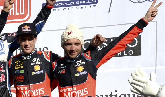 Thierry Neuville et Nicolas Gilsoul sur le podium du Rallye automobile Monte-Carlo. 